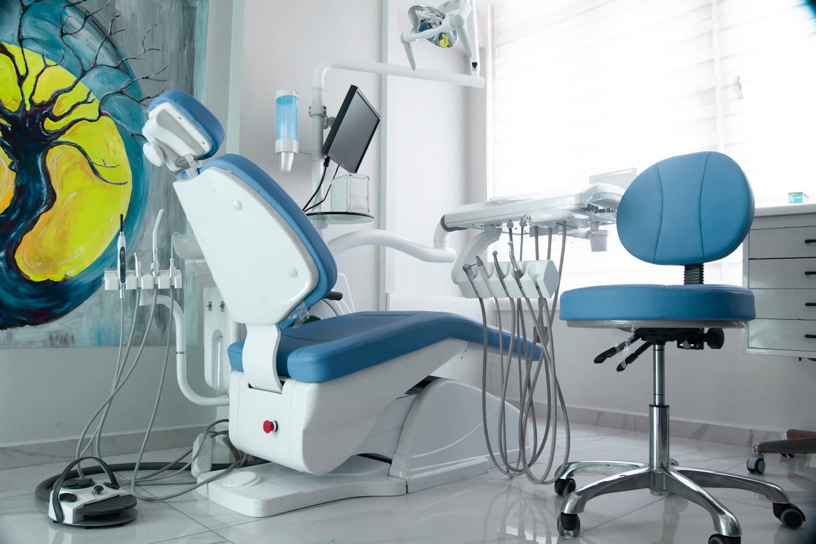 Modern dental chair pod tlumeným světlem